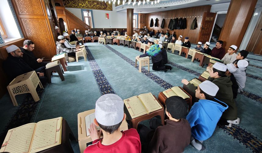 Ahlat’ta minik hafızlardan mukabele geleneği