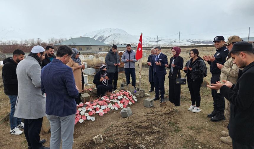 Kaymakam Özçelik’ten şehit kabrine ve ailesine bayram ziyareti