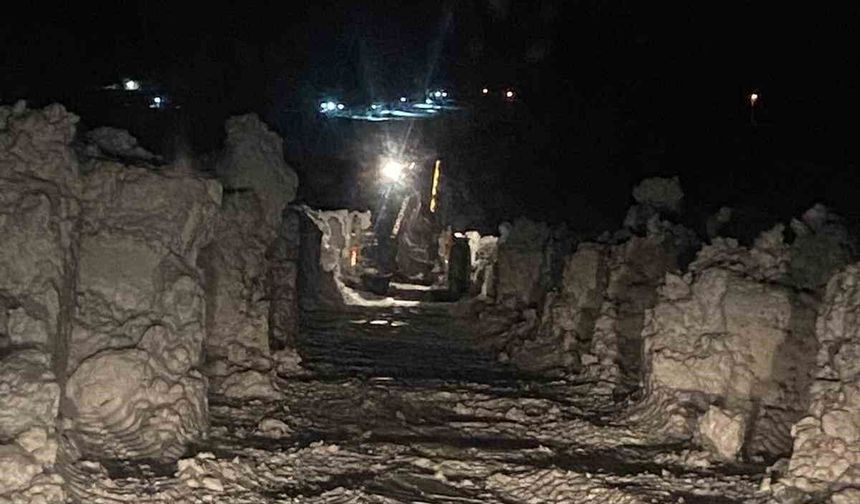 Bitlis'te karda mahsur kalan 112 ekibi güçlükle kurtarıldı