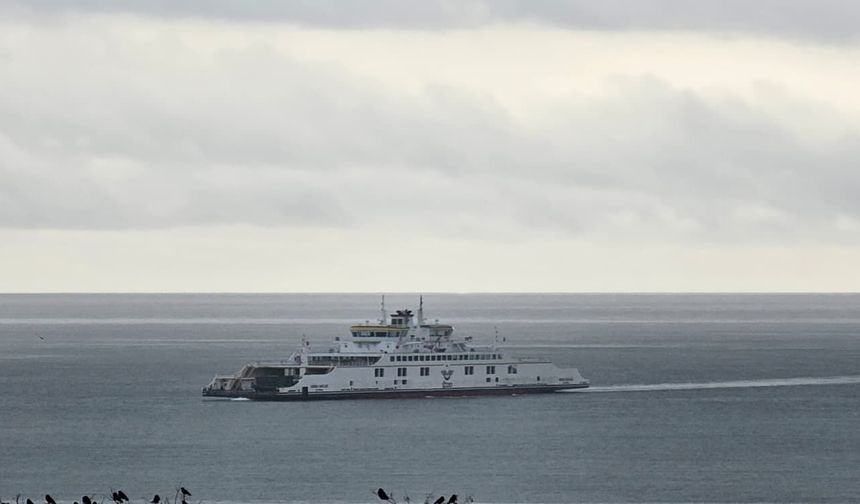 Tatvan’da feribot ve bulutlar kartpostallık görüntü oluşturdu