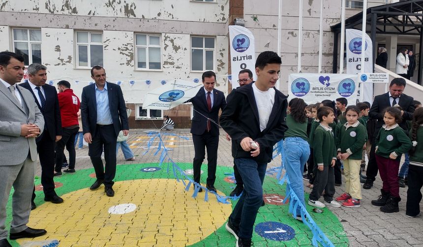 Bitlis’te gökyüzü farkındalıkla renklendi