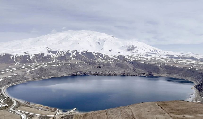 Doğanın sessiz şöleni: Aygır Gölü ve karlı Süphan Dağı