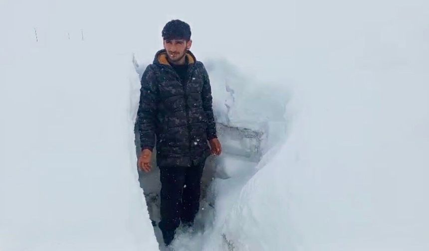 Ağrı'da Nisan ayında etkili olan kar kalınlığı insan boyunu geçti