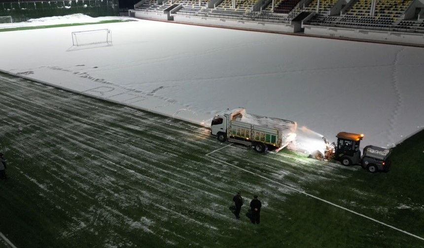 Bitlis'te maç öncesi sahada kar meaisi