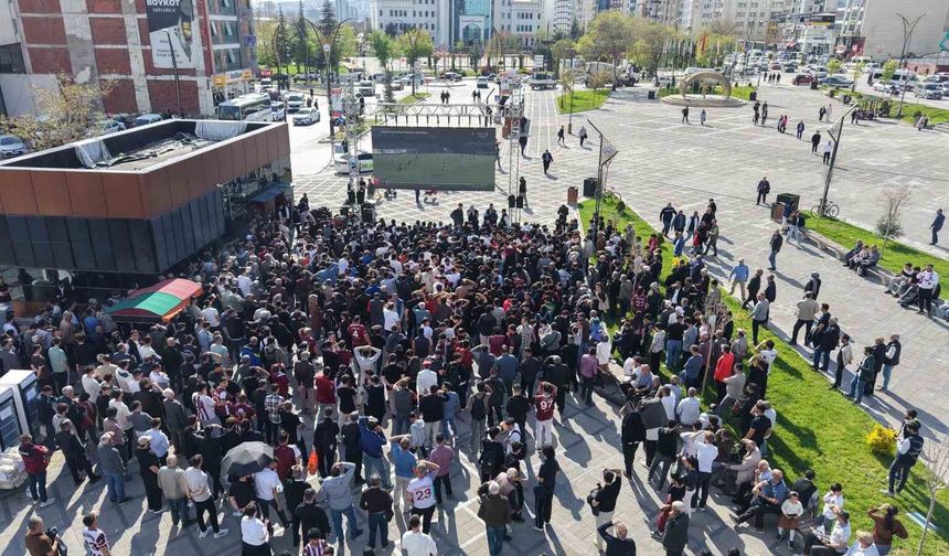 Elazığspor sevgisi meydanları doldurdu: Taraftarlar maçı dev ekrandan izledi