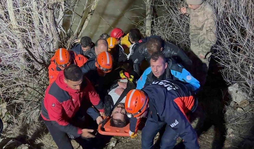 Erzurum’da nehre uçan araçtan sürücü sağ kurtarıldı