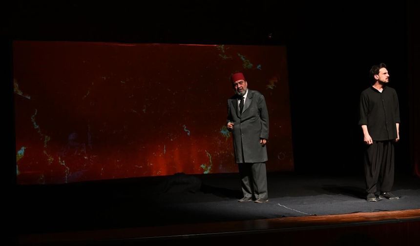 'Firavunla Yüz Yüze' oyunu tiyatroseverlerden büyük beğeni aldı