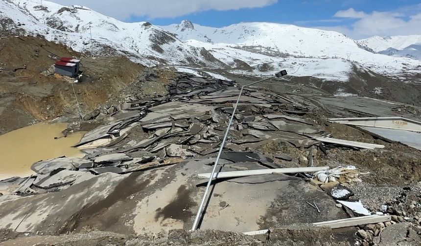 Hakkari’de heyelan kara yolunda dev yarıklar oluşturdu