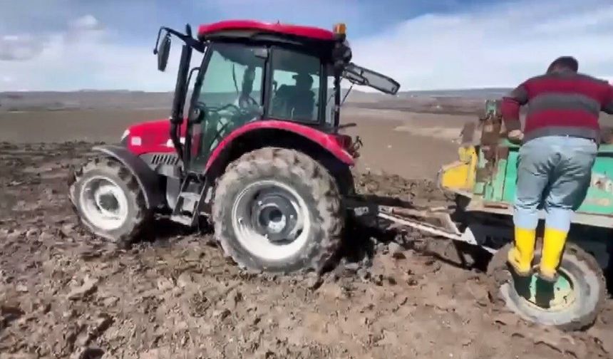 Kars'ta çamura saplanan traktörler zor anlar yaşattı