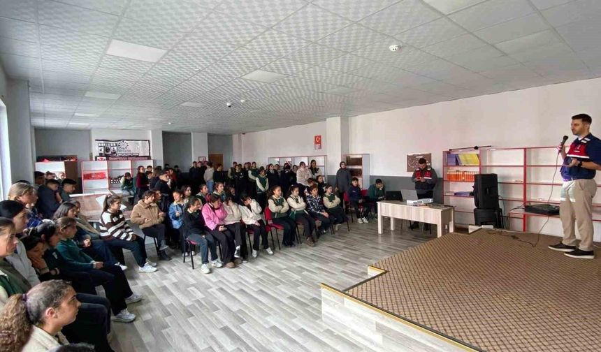 Kars'ta Jandarmadan 108 öğrenciye siber kalkan eğitimi