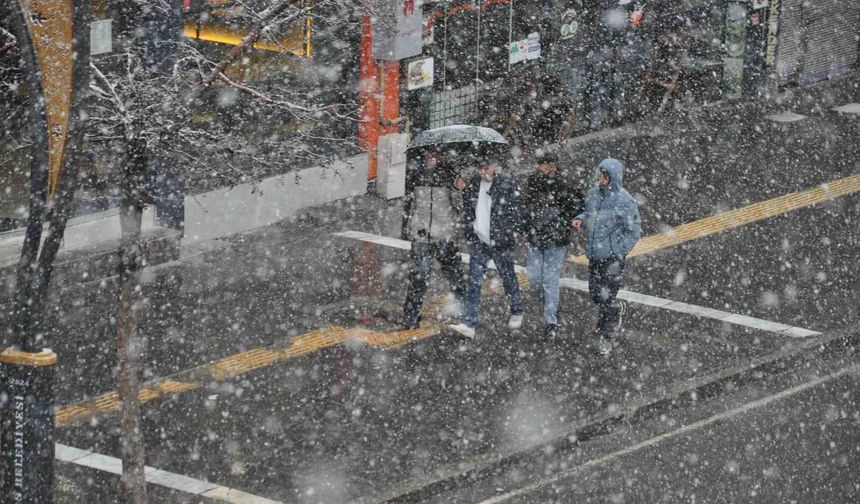 Kars’ta kış geri döndü: Tipi nedeniyle 33 yol kapalı