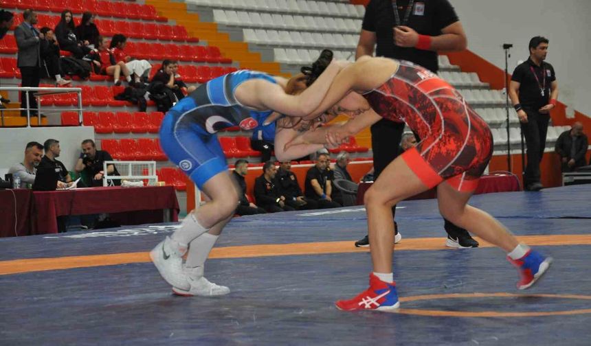 Kars'ta U15 Türkiye Güreş Şampiyonası sürüyor
