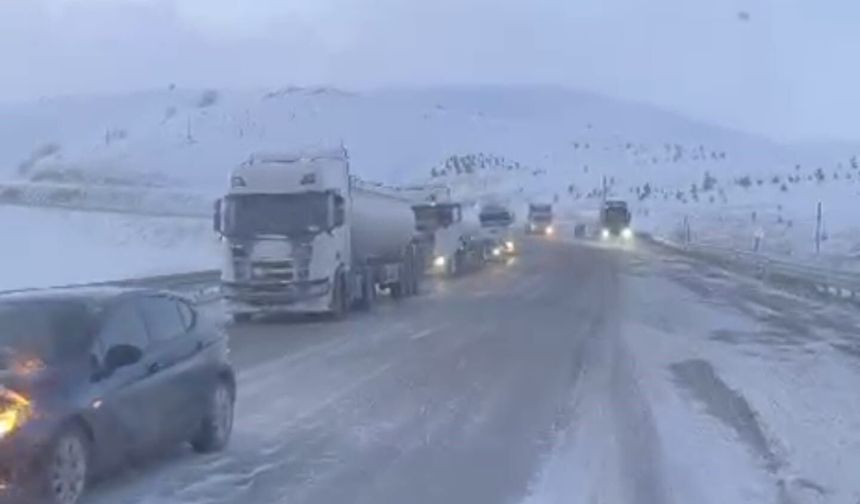 Kop Dağı Geçidi’nde kar ve tipi ulaşımı durdurdu