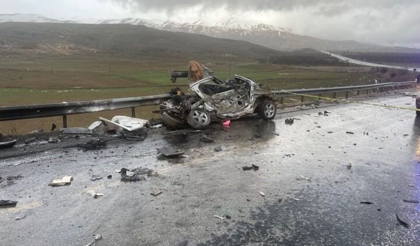 Malatya'da tır ile otomobilin kafa kafaya çarpışması felaketle sonuçlandı : 3 ölü, 1 yaralı