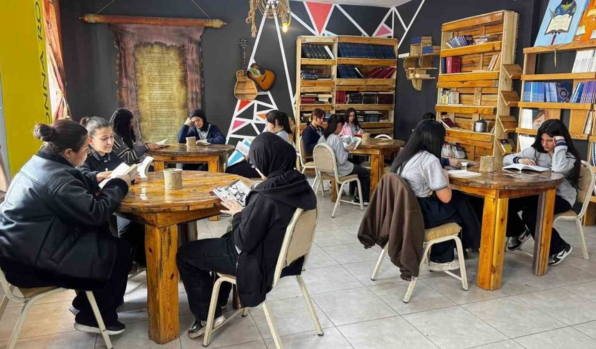 Sıfır atık projesiyle kurulan kütüphane ilgi görüyor