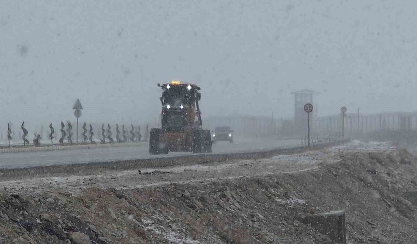 Van’da kar engeli: 93 yerleşim yolu kapalı, Uçak seferi aksadı