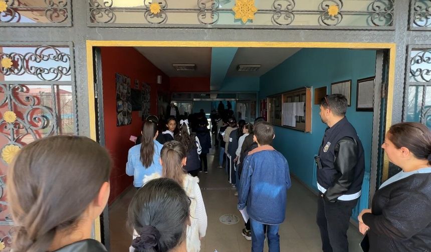 Yüksekova'da 4 bin 69 öğrenci bursluluk sınavı için kıyasıya yarışta