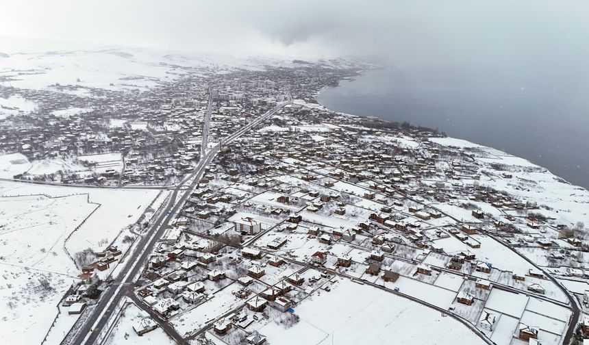 Nisan’da beyaza bürünen Ahlat, havadan görüntülendi