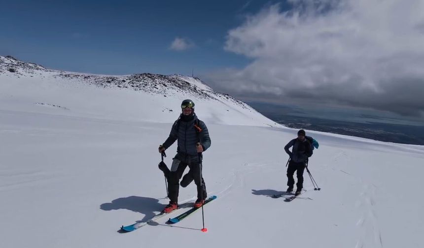Polonyalı Dağcılar Süphan Dağı’ndan kayakla iniş yaptı
