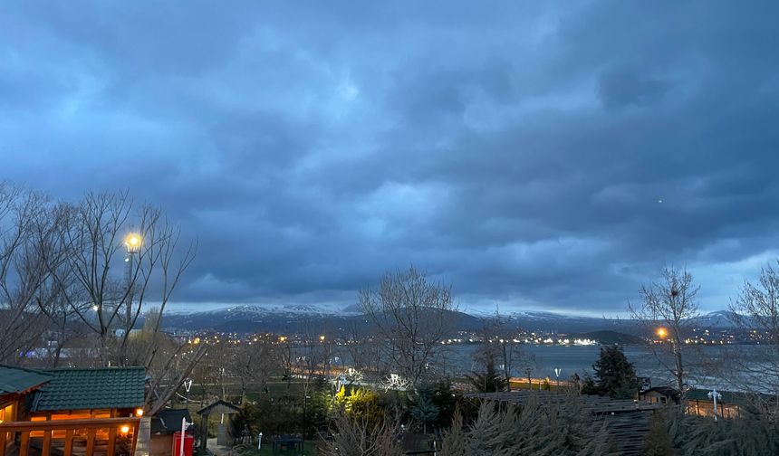 Tatvan’da gök gürültülü hava görsel şölen oluşturdu