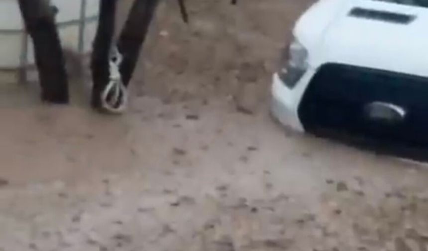 Tatvan’da sağanak sele yol açtı: Ev ve araçlar zarar gördü