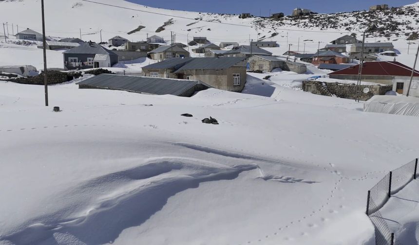 Kışkılı Köyü’ndeki kar kalınlığı şaşırtıyor
