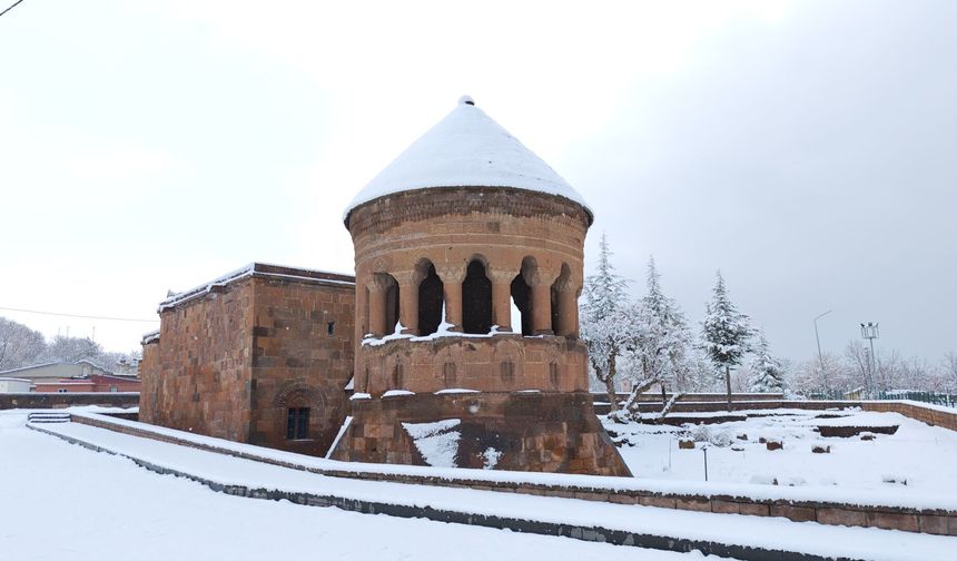 Nisan karı, Ahlat’ın tarihi mekanlarını beyaza bürüdü