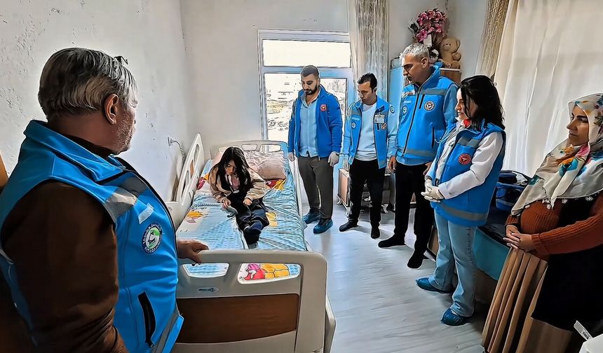 Ahlat’ta evde sağlık hizmetleriyle 20 yaşındaki hastaya destek