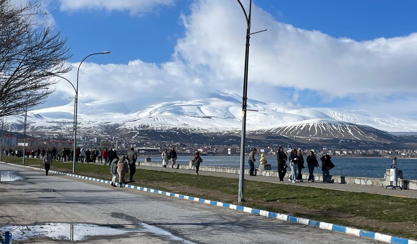 Tatvanlılar hafta sonunu sahilde geçirdi
