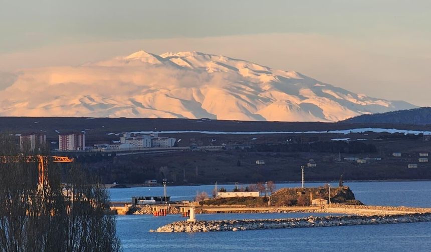Sisler ve karla süslenen Süphan Dağı Tatvan’dan izleniyor