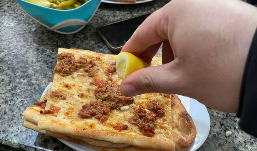 Bitlis’te 35 yıllık kıymalı pide lezzeti yoğun ilgi görüyor