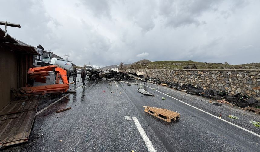 Tatvan’da feci kaza: İş makinesi ile tır çarpıştı, 3 yaralı