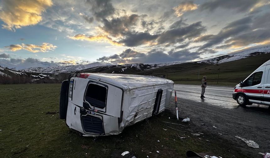 Tatvan’da minibüs kazası: 10 kişi yaralandı