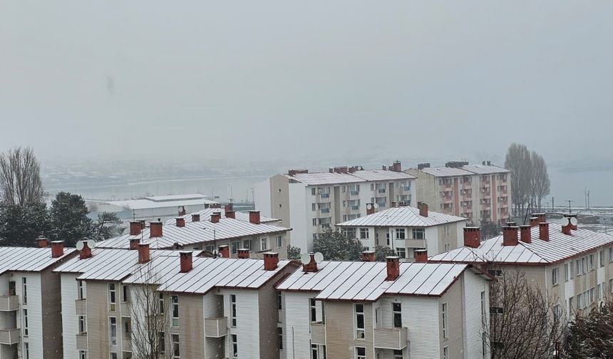 Tatvan’da nisan karı hayatı zorlaştırdı