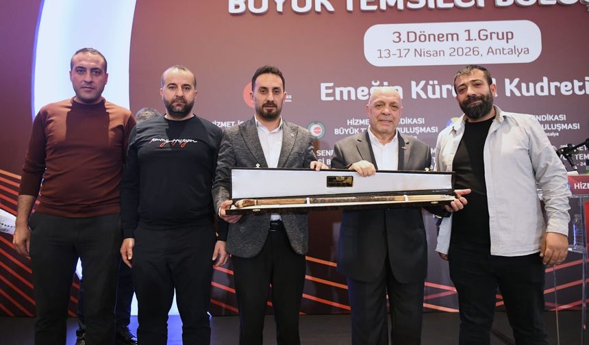 Bitlis Hak-İş Sendikası’ndan anlamlı hediye: Ahlat bastonu takdim edildi