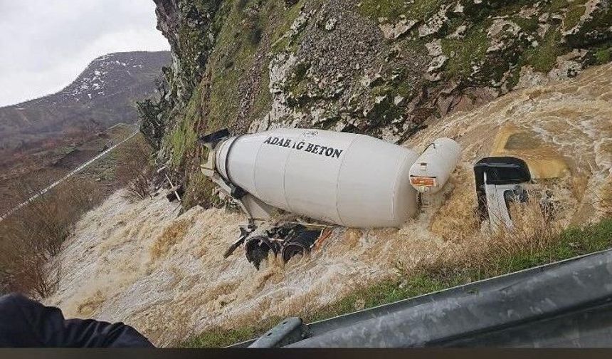 Tatvan’da beton mikseri dereye uçtu: Sürücü kayıp