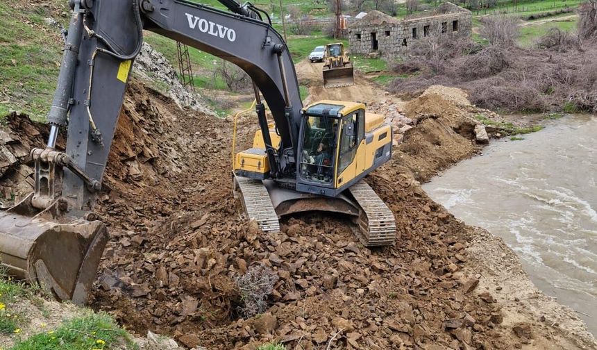 Bitlis’te Yağışlar Köy Yollarını Vurdu: Çeltikli Yolunda Onarım Çalışmaları Sürüyor