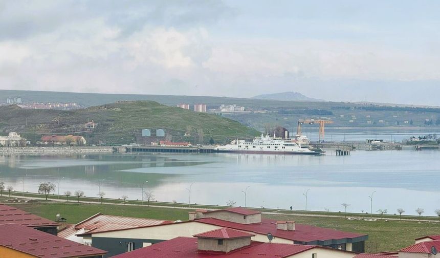 Tatvan’da Türkiye’nin en büyük feribotları Van Gölü’nde görüntülendi