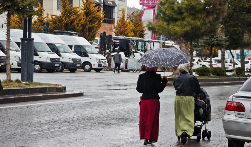 Ahlat'ta güneşli havaya mola: Yağmur etkili oluyor