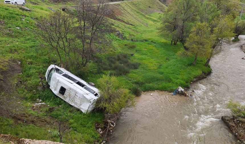 Bitlis’te öğrencileri taşıyan minibüs şarampole yuvarlandı: 7 yaralı