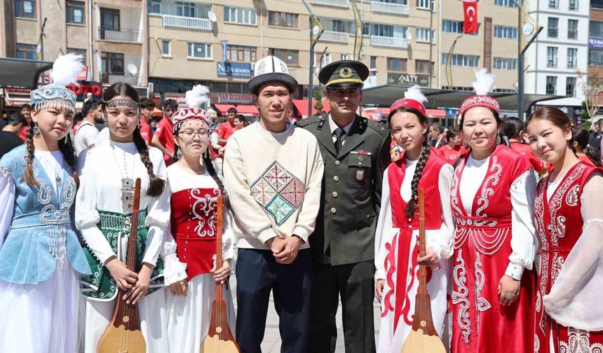 19 Mayıs festivalinde Kırgız ekibi göz kamaştırdı