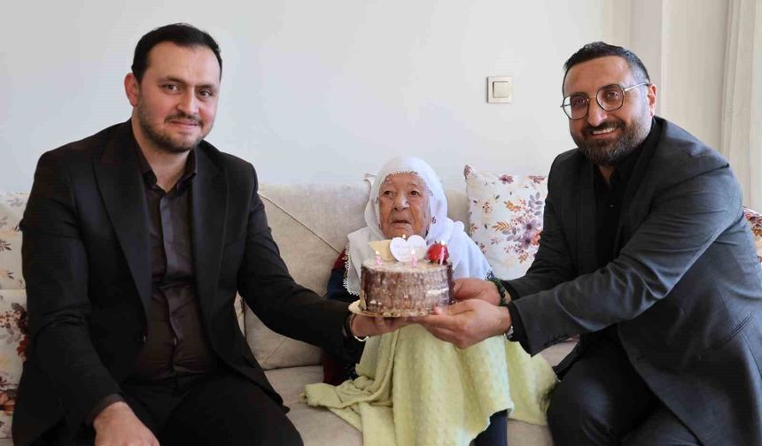 Cumhuriyet'le yaşıt Nazife nineye Anneler Günü sürprizi