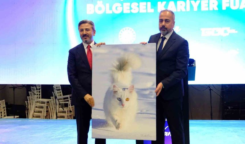 Doğu Anadolu Kariyer Fuarı ziyaretçilerini ağırlamaya başladı