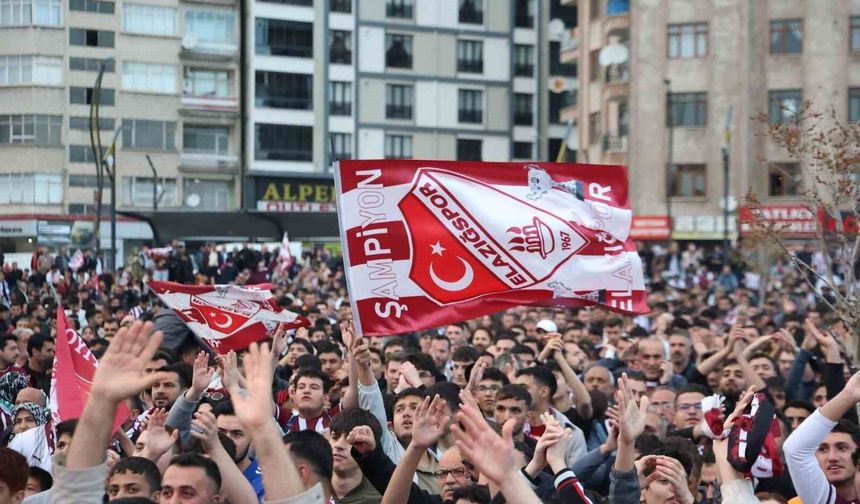 Elazığ’da binlerce taraftar maç heyecanını dev ekranda yaşadı