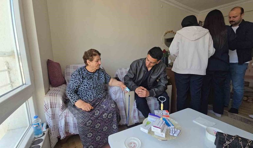 Genç sağlıkçılardan kronik hastalara evde yakın takip