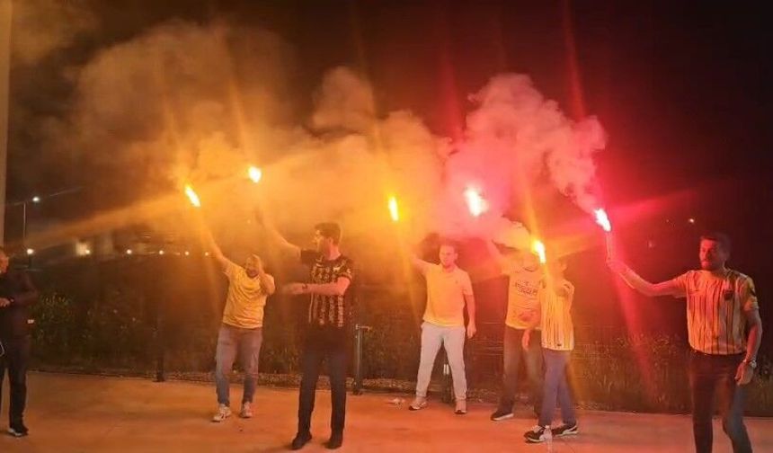 Hasköylü taraftarlardan Muşspor'a meşaleli moral gösterisi