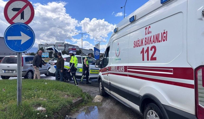 Kavşakta feci çarpışma: 3 yaralı