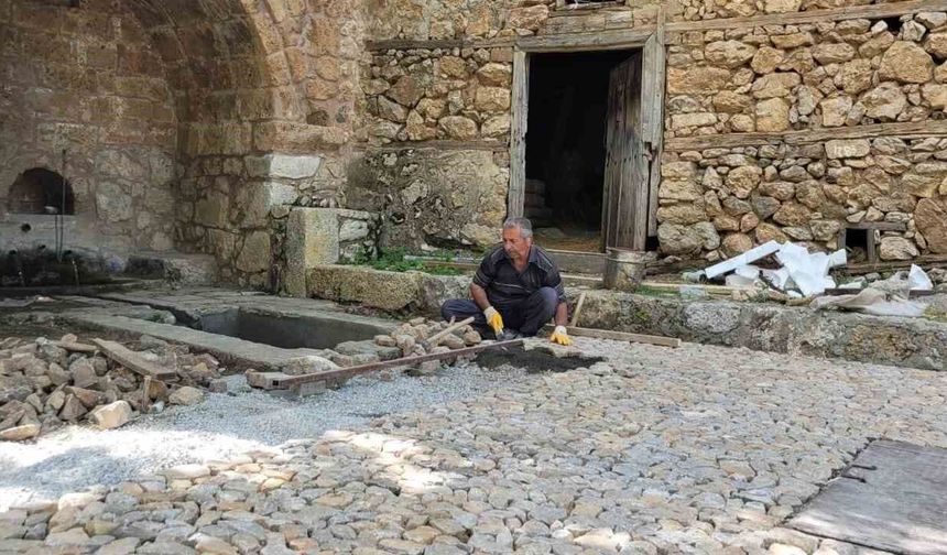 Kemaliye’de taşa hayat veren usta zamana direniyor