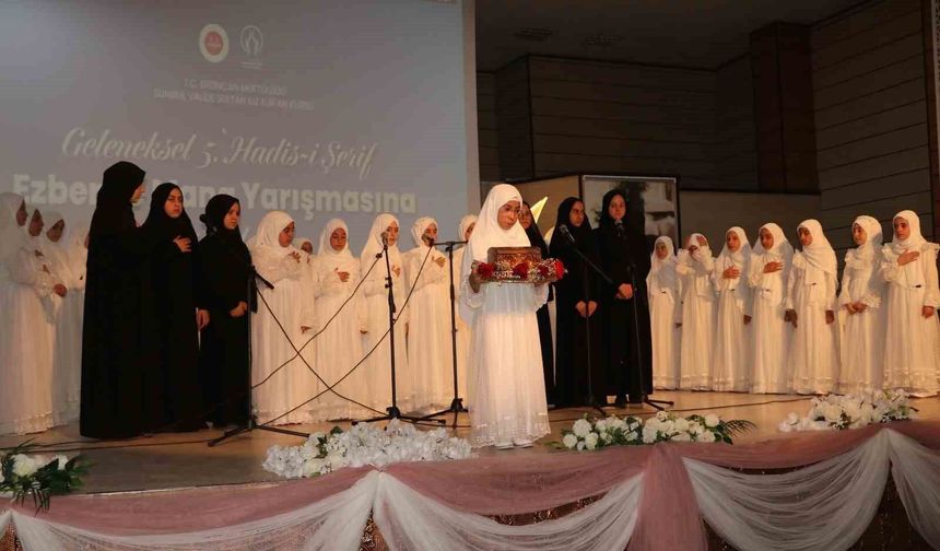 Kız Kur'an kursu öğrencileri hadis-i şerif yarışmasında ter döktü