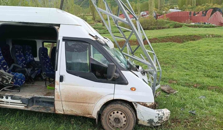 Kontrolden çıkan yolcu minibüsü direğe saplandı: 11 yaralı